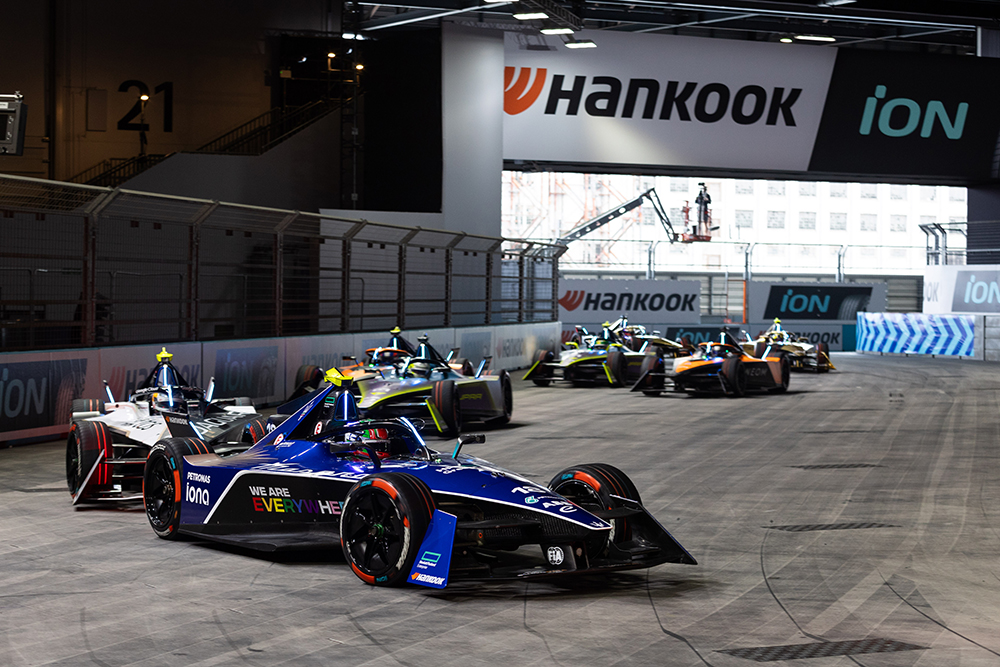 Hankook_introduit_une_innovation_dans_le_domaine_de_la_course_à_l_ouverture_de_la_saison_11_de_la_Formule_E_à_São_Paulo_2